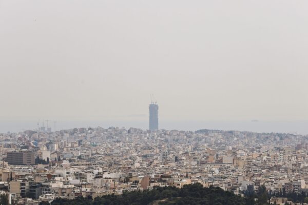Καιρός: Τοπικές βροχές και καταιγίδες σε Κρήτη, Κυκλάδες και Δωδεκάνησα – Από Σάββατο υποχωρεί η αφρικανική σκόνη