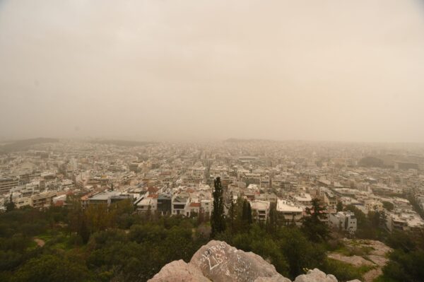 Καιρός: Τελευταία μέρα με συννεφιά και βροχές – Από αύριο άνοιξη με ήλιο και άνοδο της θερμοκρασίας