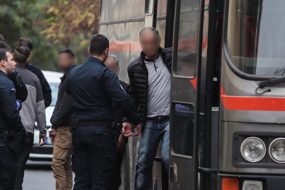 Η εισαγγελέας ζήτα την ενοχή του αστυνομικού της Βουλής και της πρώην συζύγου του για την κακοποίηση των παιδιών τους