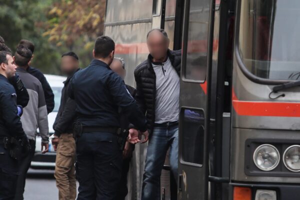 Η εισαγγελέας ζήτα την ενοχή του αστυνομικού της Βουλής και της πρώην συζύγου του για την κακοποίηση των παιδιών τους