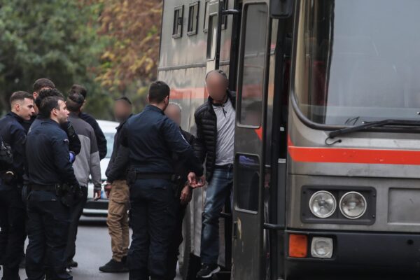 Τέσσερις φορές ισόβια στον πρώην αστυνομικό της Βουλής για τη σεξουαλική κακοποίηση των παιδιών του – Αθώα η μητέρα