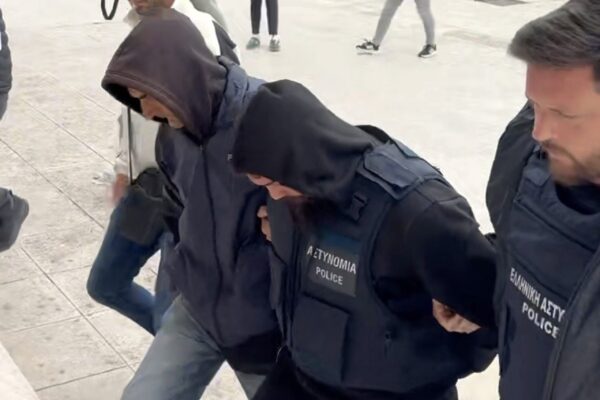 Κεφαλονιά: Τι ισχυρίστηκε για το αίμα στο δωμάτιο ο 26χρονος πρώην αρσιβαρίστας – Θρήνος στην κηδεία της 19χρονης Μυρτούς