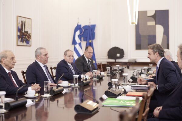 Συνάντηση Μητσοτάκη με τον αντιπρόεδρο της Παλαιστινιακής Αρχής: Θέλουμε να δούμε μια μακροπρόθεσμη και βιώσιμη λύση