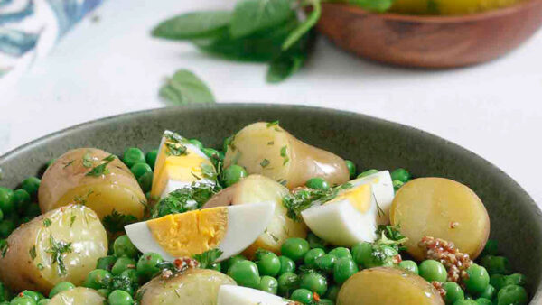 Πατατοσαλάτα με αρακά: Το απόλυτο πλήρες γεύμα της άνοιξης