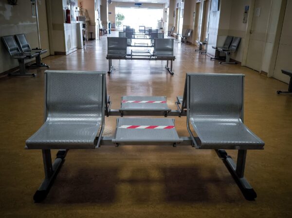 «Παρουσιάστηκε ψευδώς ως νοσηλεύτρια», υποστηρίζουν οι υπάλληλοι του νοσοκομείου Κεφαλονιάς για τις καταγγελίες μετά τον θάνατο της Μυρτώς