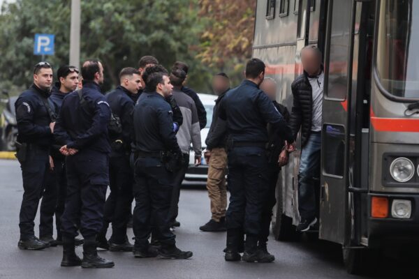 Πώς αποκαλύφθηκε το δράμα της οικογένειας με τον αστυνομικό της Βουλής που κακοποιούσε τα παιδιά του – Γιατί αθωώθηκε η μητέρα