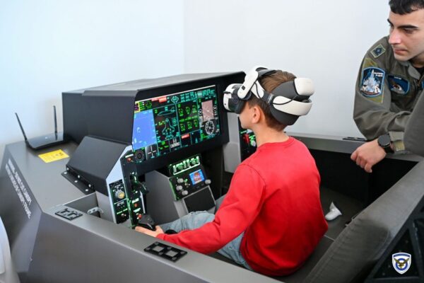 Επισκέψιμοι από το κοινό προσομοιωτές F-16 και F-35 στην Άμφισσα – Εφαρμογές εικονικής πραγματικότητας της Πολεμικής Αεροπορίας
