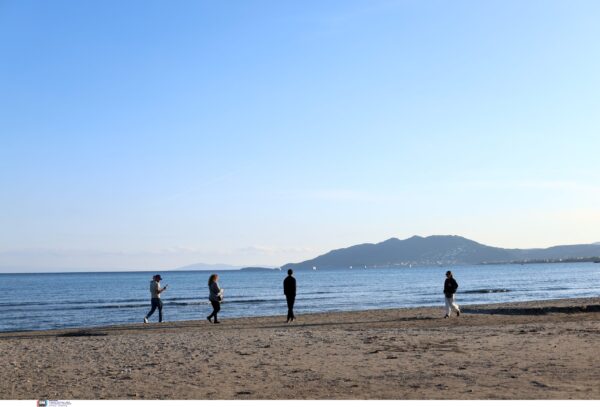 Καιρός: Αίθριος με τοπικές μπόρες και υψηλές θερμοκρασίες – Πότε αναμένεται μεταβολή