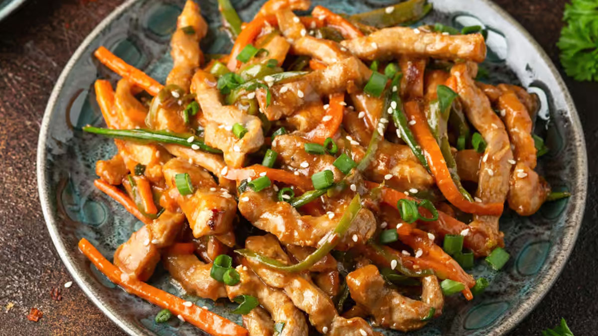 Τηγανιά κοτόπουλου που λιώνει στο στόμα με σπαράγγια