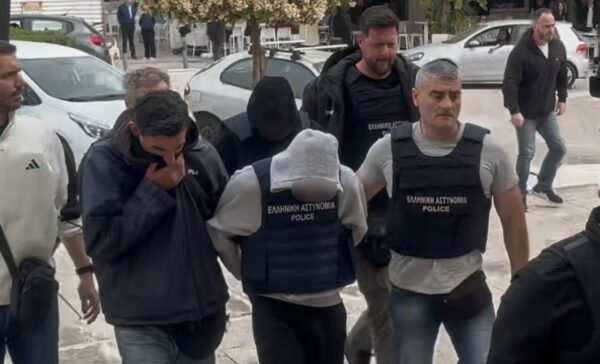 Οργή και θλίψη στην Κεφαλονιά για τον θάνατο της Μυρτώς – Στο μικροσκόπιο των Αρχών ψηφιακά ίχνη, καταθέσεις και ο ρόλος του 66χρονου που της έστειλε χρήματα