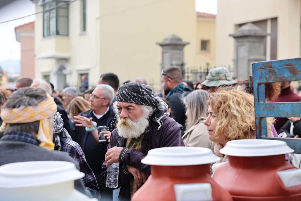 «Στεγνώνει» από προμήθειες η Λέσβος: Για έκτη ημέρα κλειστό το λιμάνι της Μυτιλήνης – Μπλόκο στον Μεσότοπο