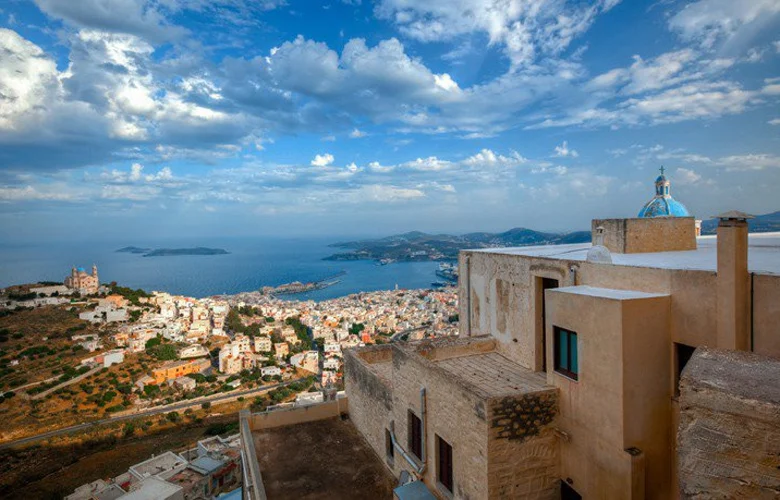 Σύρος: Το κρυφό ανεκτίμητο διαμάντι των Κυκλάδων, σύμφωνα με διεθνή μέσα​​​​​​​​​​​