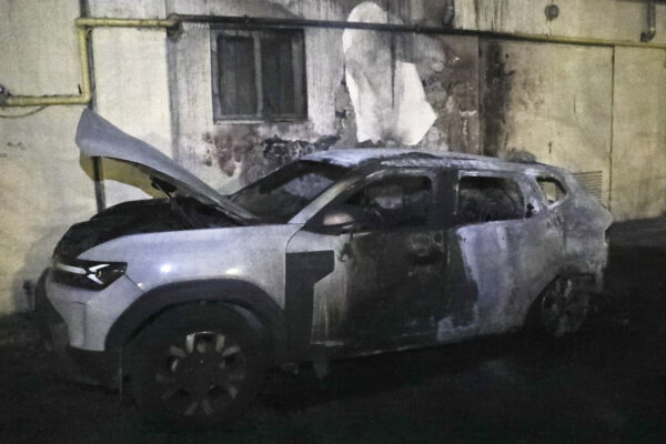 Εμπρηστική επίθεση στο αυτοκίνητο του πραγματογνώμονα των Τεμπών