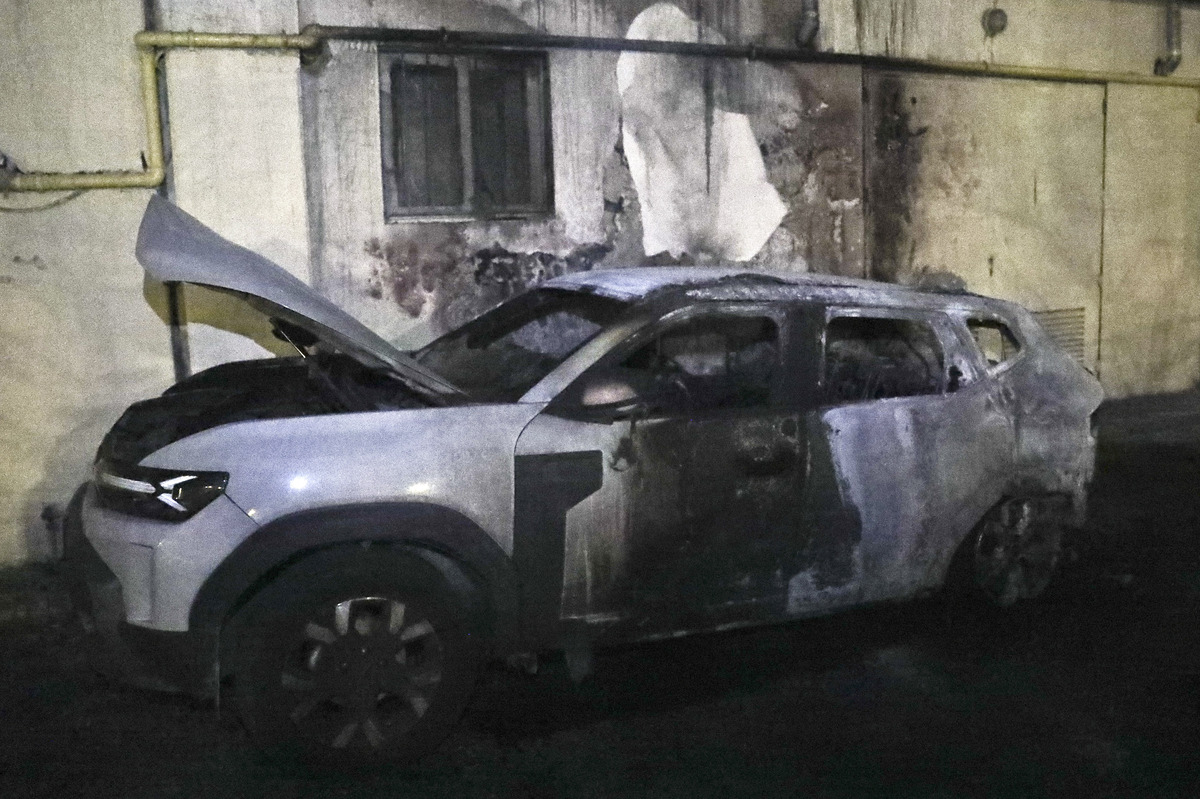 Εμπρηστική επίθεση στο αυτοκίνητο του πραγματογνώμονα των Τεμπών