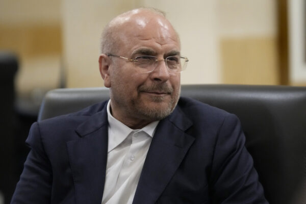 Γκαλιμπάφ: Δεν διαπραγματευόμαστε υπό τη σκιά απειλών – Το Ιράν θα δείξει «νέα χαρτιά στο πεδίο της μάχης» εάν συνεχιστεί ο πόλεμος