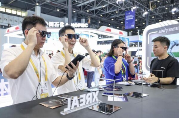 Γυαλιά τεχνητής νοημοσύνης σε ρόλο μεταφραστή στο επίκεντρο της προσοχής των επισκεπτών σε έκθεση τεχνολογίας στην Κίνα
