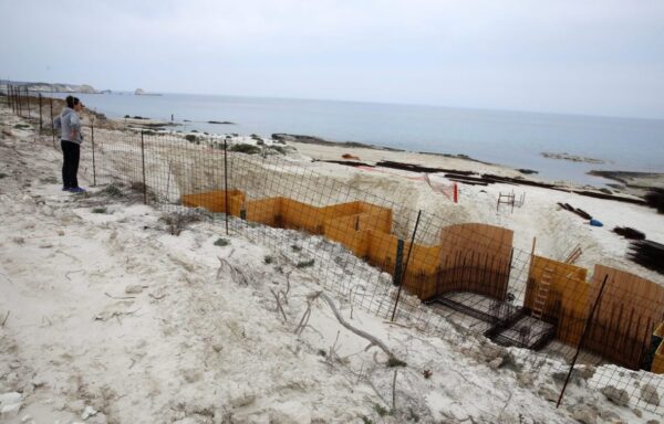 «Φρένο» από το ΣτΕ στην επέκταση ξενοδοχείου στη Μήλο – Μερική αναστολή εργασιών στον Μύτακα