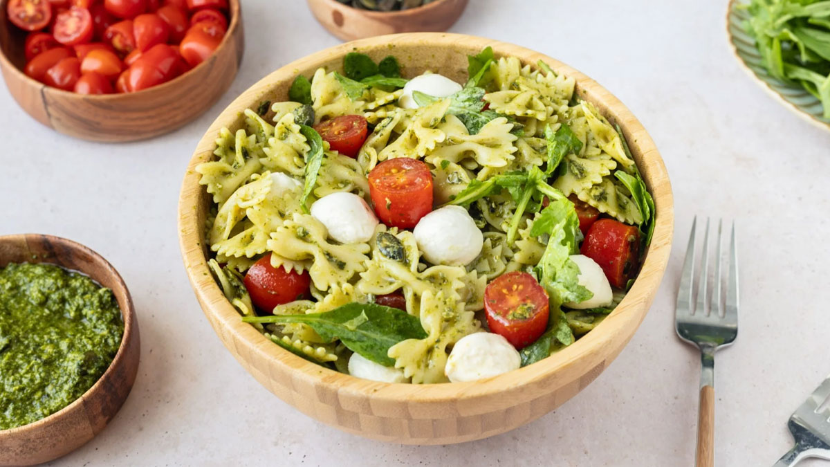 Δροσερή μακαρονοσαλάτα με πέστο που θα φτιάχνεις ξανά και ξανά