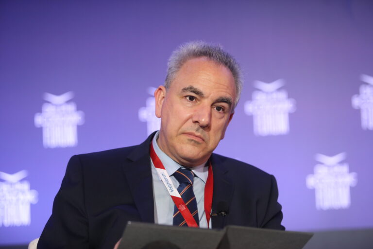 Ντόκος στο Φόρουμ των Δελφών: Είμαστε σε επιφυλακή για πιθανές υβριδικές απειλές – Υπάρχει συντονισμός με Ισραήλ, ΗΠΑ, ΕΕ και χώρες του Κόλπου