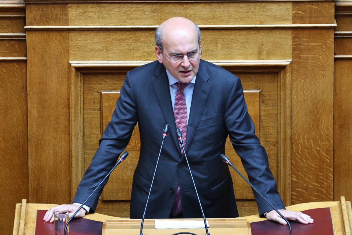 Χατζηδάκης: Η αντιπολίτευση υπόσχεται λεφτόδεντρα, εμείς μένουμε στη γραμμή «σταθερά βήματα μπροστά»