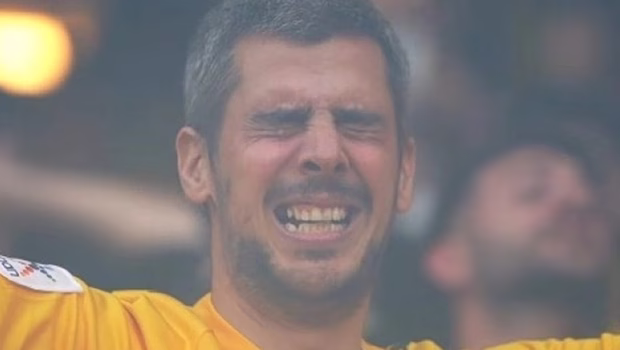 Ο φίλαθλος της ΑΕΚ που έγινε viral κόντρα στον ΠΑΟΚ: «Λέω… μπλέξαμε, μην το δει η γυναίκα μου» (vids)