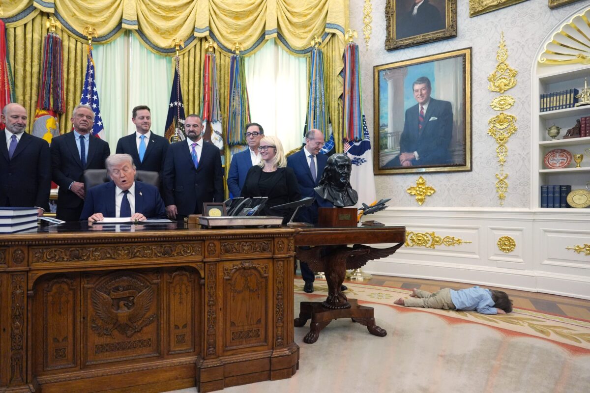 Δίχρονος στο επίκεντρο του Οβάλ Γραφείου: Ενώ ο Τραμπ μιλούσε, το παιδί ξάπλωσε στο χαλί – Δείτε το βίντεο