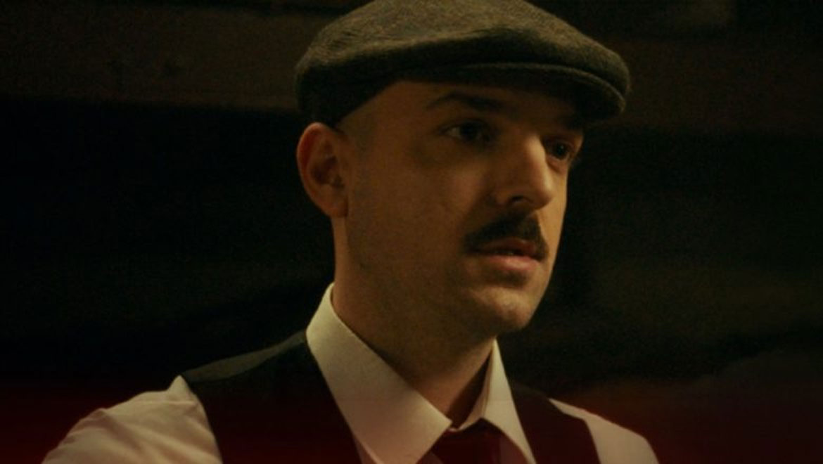 Apon: Το εντυπωσιακό βίντεο κλιπ για το «Ρεμπέτικο» με γνωστό ηθοποιό σε ρόλο – έκπληξη!