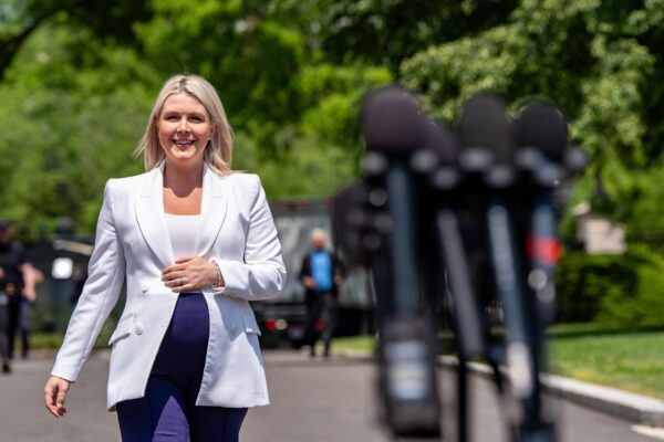 Η εκπρόσωπος του Λευκού Οίκου Καρολάιν Λέβιτ αποχωρεί με άδεια μητρότητας