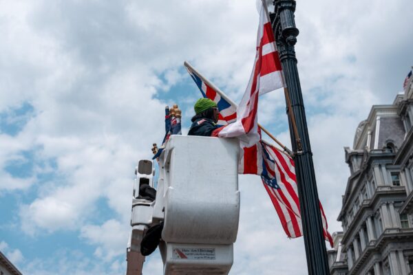 Kατά λάθος αυστραλιανές σημαίες στην Ουάσινγκτον για την υποδοχή του βασιλιά Καρόλου