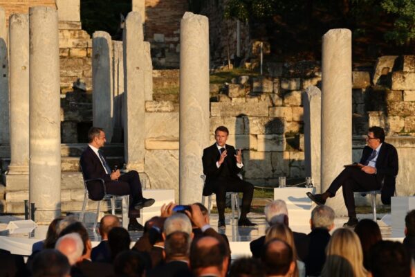 «Ελλάς – Γαλλία, Συμμαχία»: Επίσκεψη Μακρόν στη φρεγάτα «Κίμων» και υπογραφή συμφωνιών στο Μέγαρο Μαξίμου