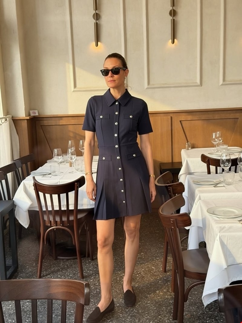Η Βίκυ Καγιά παραδίδει μαθήματα σύγχρονης κομψότητας με ένα shirt dress