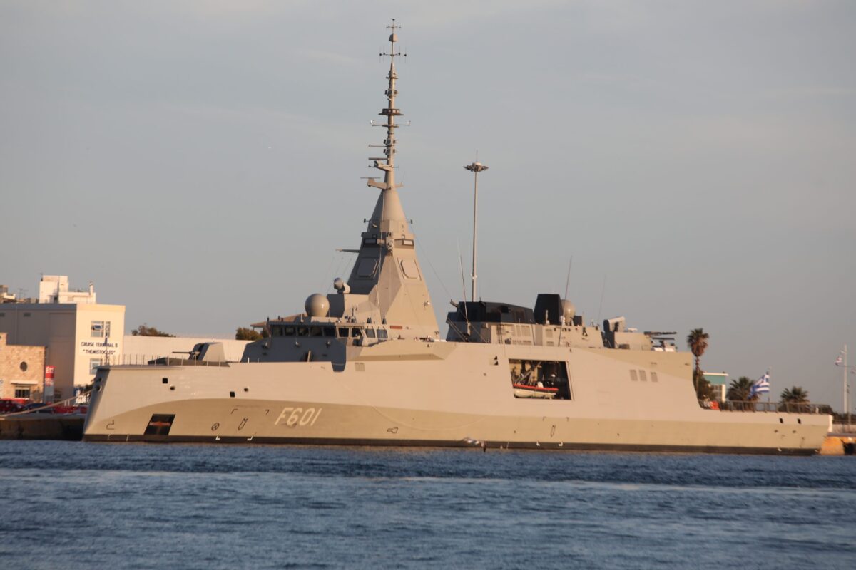 Επίσκεψη υψηλού συμβολισμού Μητσοτάκη – Μακρόν στη φρεγάτα «Κίμων» και υπογραφή συμφωνιών στο Μέγαρο Μαξίμου