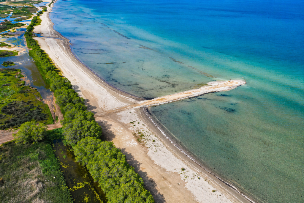 Ωρωπός: Μήνυση για το παράνομο μπάζωμα στη θάλασσα – «Περιβαλλοντικό έγκλημα», λέει ο δήμαρχος