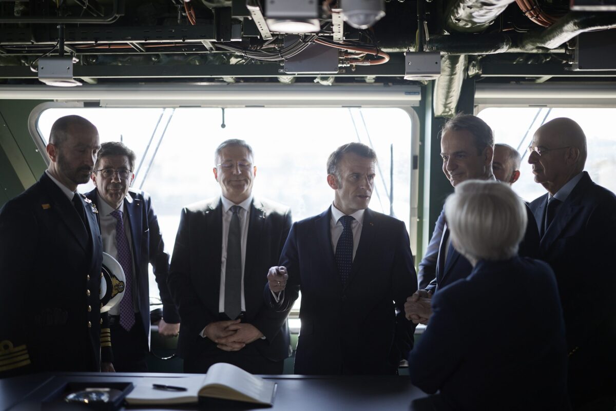 Το μήνυμα Μακρόν από τη φρεγάτα «Κίμων»: «Ενωμένοι στη φιλία και στα κοινά σχέδια Ελλάδας–Γαλλίας» – Ξενάγηση υπό τους ήχους των Rafale