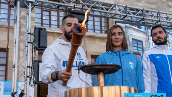TUI Rhodes Marathon: Άναψε η Φλόγα της Καλλιπάτειρας από τον Παναγιώτη Καραΐσκο