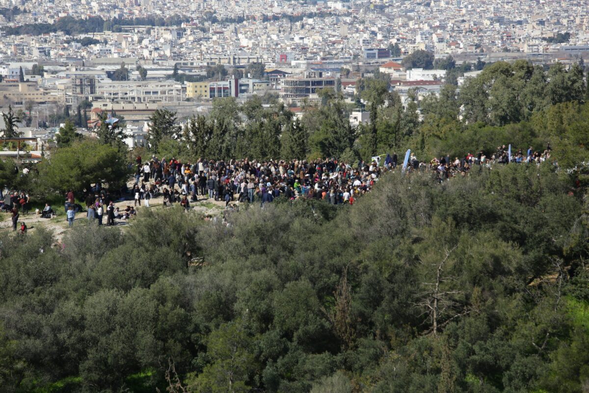 Επίθεση άνδρα με μαχαίρι στο λόφο Φιλοπάππου – Δύο τραυματίες