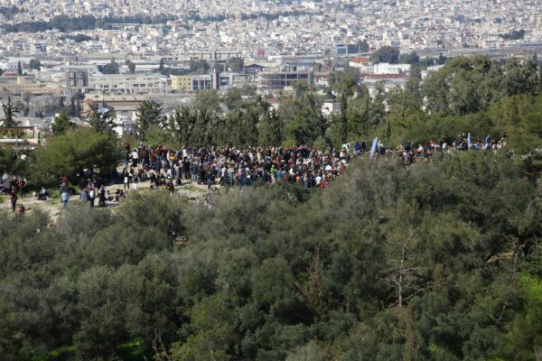 Επίθεση άνδρα με μαχαίρι στο λόφο Φιλοπάππου – Δύο τραυματίες