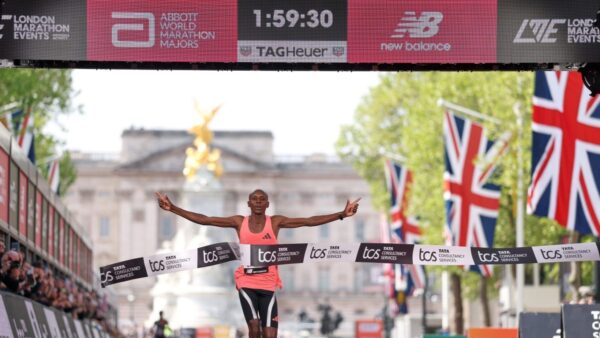 Ασύλληπτο: Ο Σάουε κατέρριψε το “φράγμα” των δύο ωρών στον Μαραθώνιο του Λονδίνου