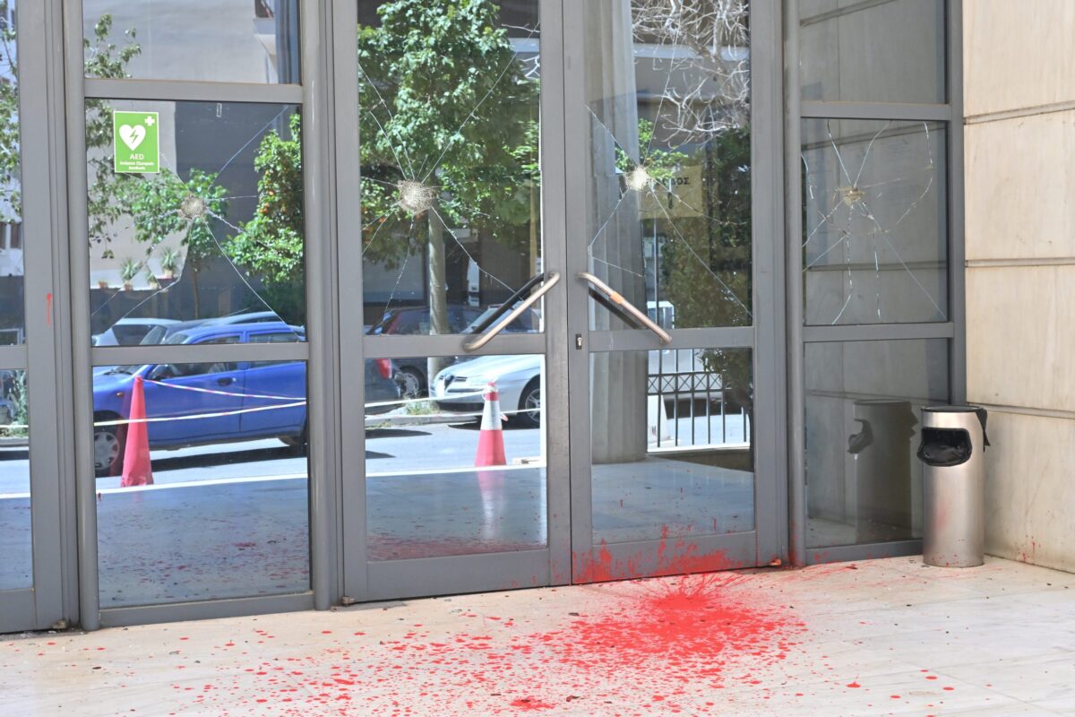 Επίθεση με βαριοπούλες και μπογιές στο Διοικητικό Εφετείο Αθηνών  – Τρεις συλλήψεις