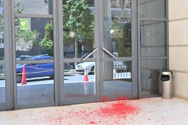 Επίθεση με βαριοπούλες και μπογιές στο Διοικητικό Εφετείο Αθηνών  – Τρεις συλλήψεις