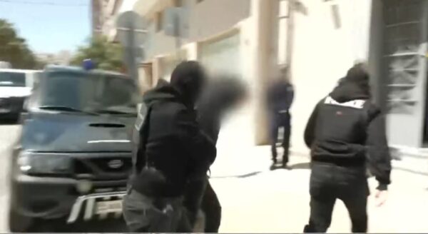 Δολοφονία στον Άγιο Δημήτριο: Στα δικαστήρια οδηγούνται οι τρεις συλληφθέντες που κατηγορούνται για υπόθαλψη εγκληματία