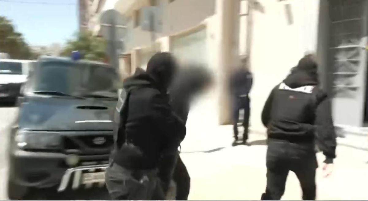 Δολοφονία στον Άγιο Δημήτριο: Στα δικαστήρια οδηγούνται οι τρεις συλληφθέντες που κατηγορούνται για υπόθαλψη εγκληματία