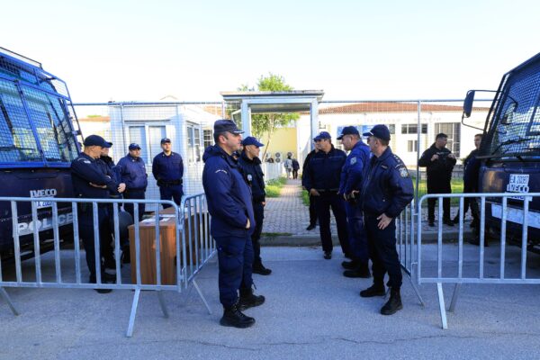 Δίκη Τεμπών: Αντιδράσεις συγγενών για την παράσταση του Δημοσίου σε βάρος μόνο τεσσάρων κατηγορουμένων – Διακόπτεται αύριο η δίκη για έναν μήνα