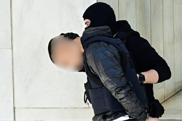 Δολοφονία στον Άγιο Δημήτριο: Στο Αυτόφωρο ο φίλος του δράστη και δύο 20χρονες για υπόθαλψη εγκληματία – Διεκόπη η δίκη