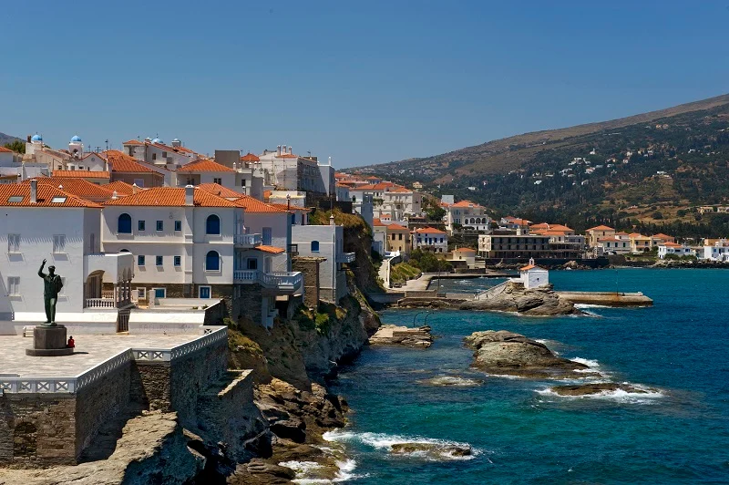 Η Άνδρος «συστήνεται» δυναμικά στη βρετανική αγορά