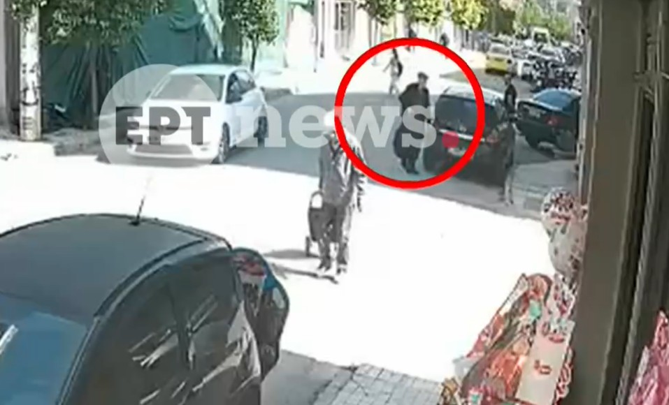 Βίντεο ντοκουμέντο με τον 89χρονο αμέσως μετά την επίθεση στον ΕΦΚΑ – Ο δράστης διασχίζει ατάραχος το δρόμο
