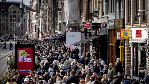 Πώς μπορούμε να σώσουμε τις πόλεις που «πνίγονται» από τουρίστες