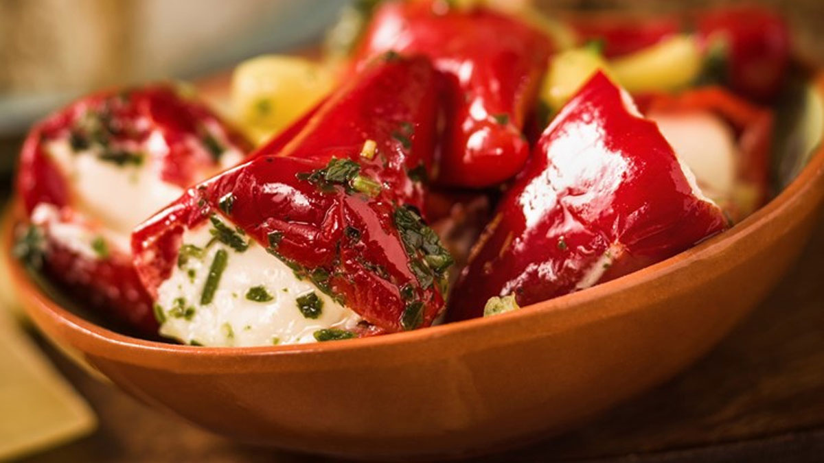 Γεμιστές πιπεριές: Η εύκολη συνταγή με γιαούρτι και φέτα