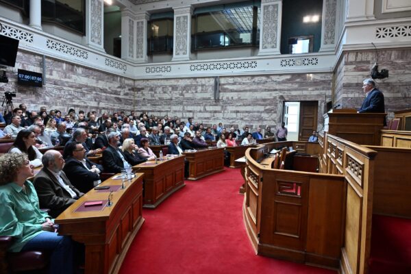 Κλιμακώνεται η πολιτική σύγκρουση για τις υποκλοπές – Εντός Μαΐου η πρόταση για εξεταστική από το ΠΑΣΟΚ