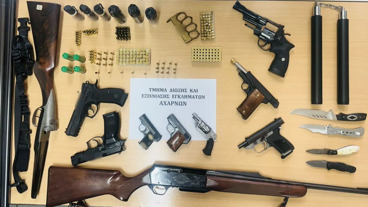 Πέντε συλλήψεις από επιχείρηση της ΕΛΑΣ σε οικισμούς στις Αχαρνές – Εντοπίστηκε οπλοστάσιο